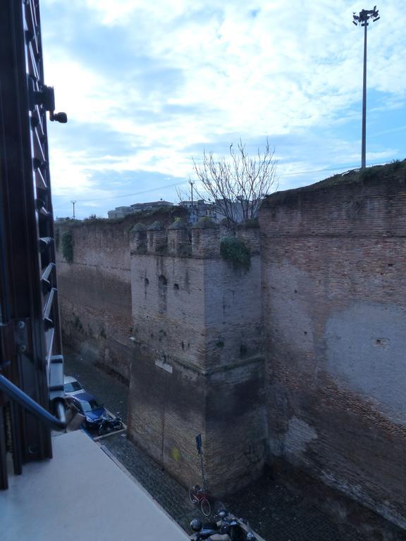 Between Termini & Colosseo Roma Exterior foto
