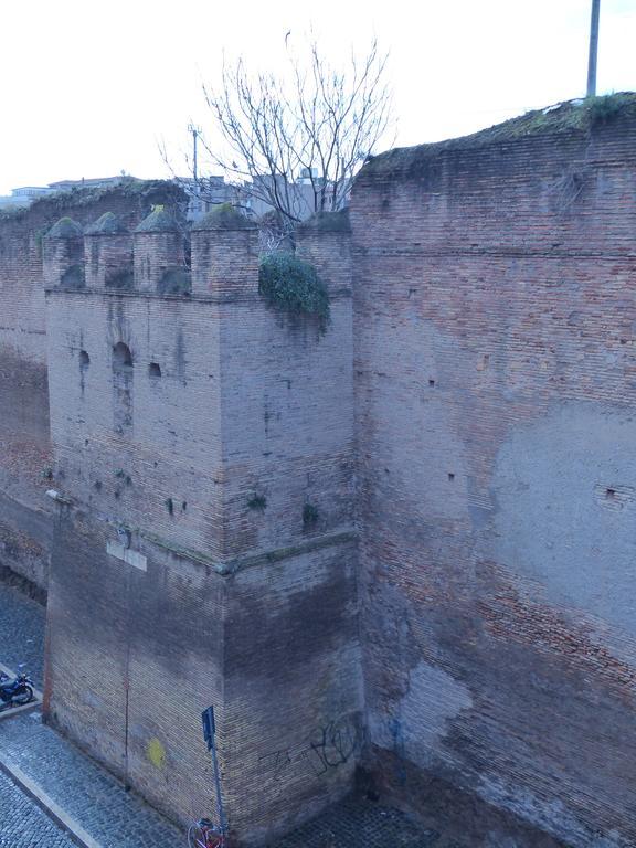 Between Termini & Colosseo Roma Exterior foto