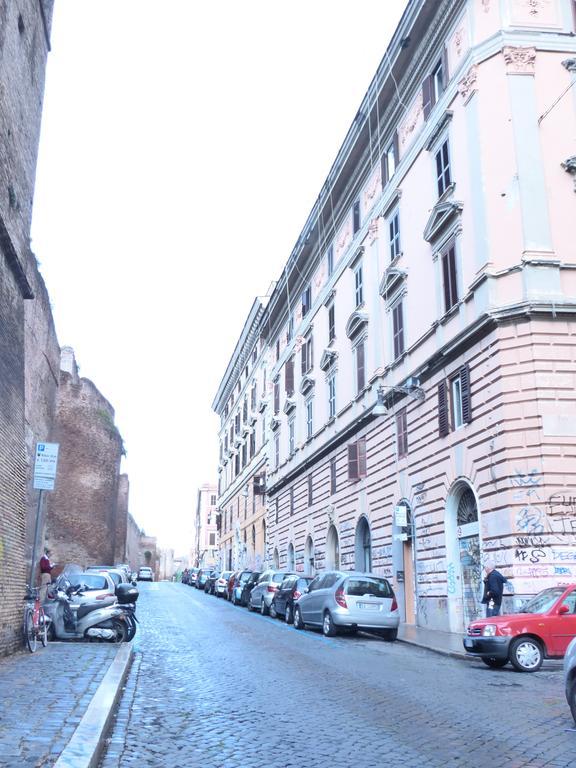 Between Termini & Colosseo Roma Exterior foto